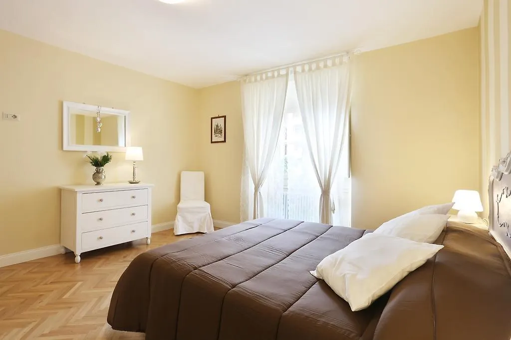Flora Apartment Florence 0*,  Italy